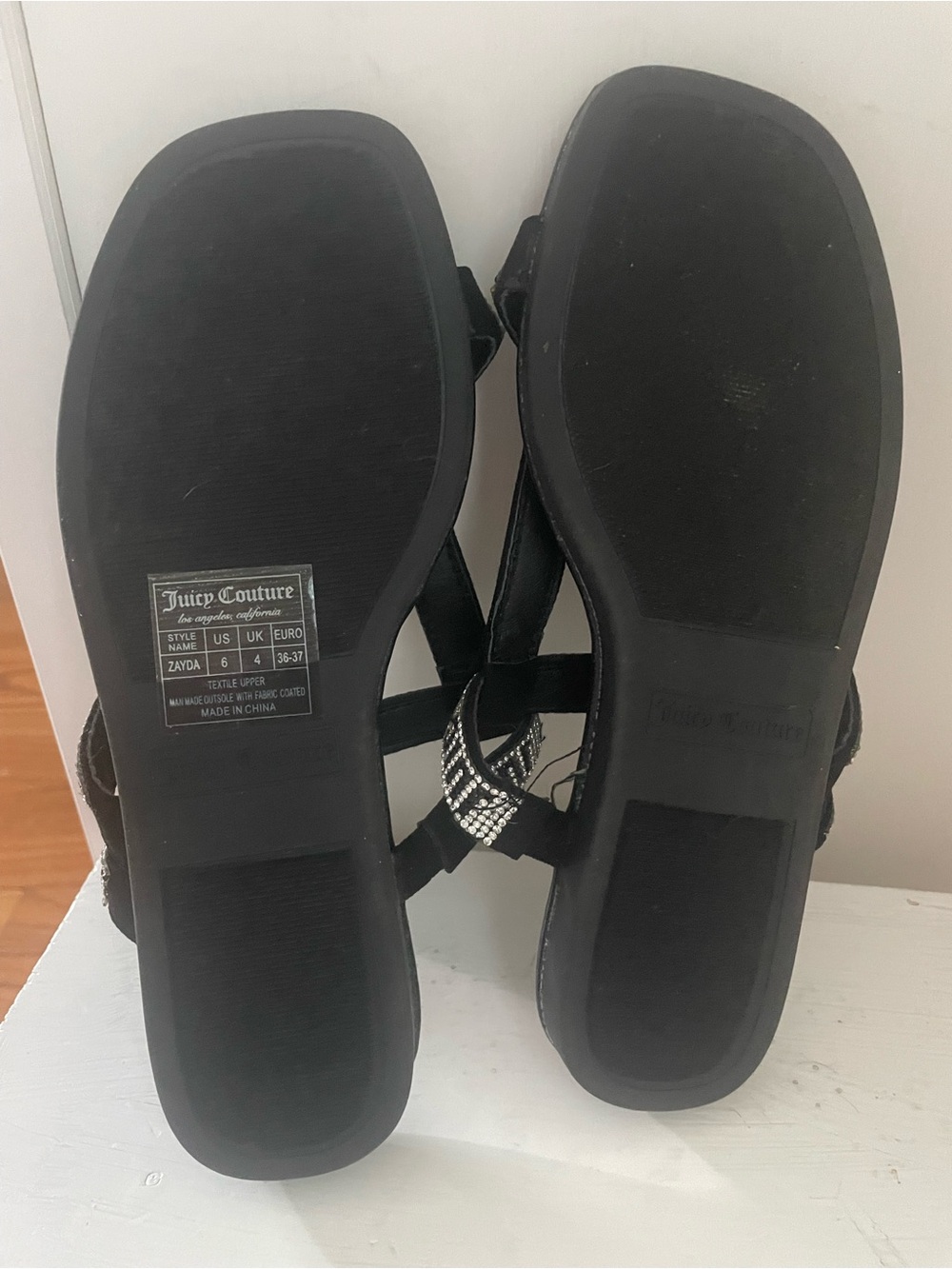 NWOT Juicy Couture Black Rhinestone-Trim Thong Sandals Size 6 - Picture 3 of 4